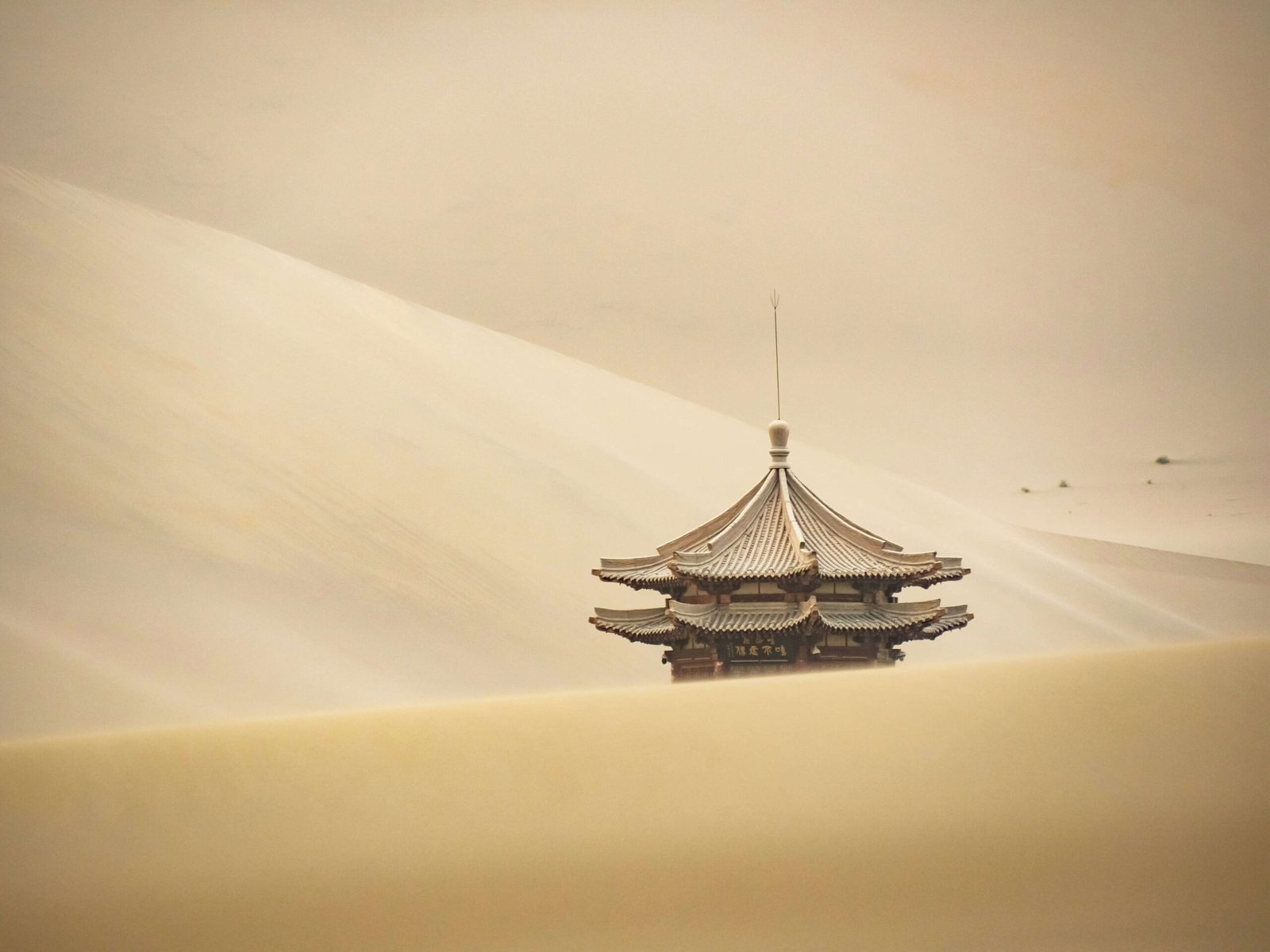 夢のオアシス 敦煌 - 時空を超えた至宝の世界へ 1 chi xiang YO0lbFnKHGM unsplash scaled 夢のオアシス 敦煌 - 時空を超えた至宝の世界へ